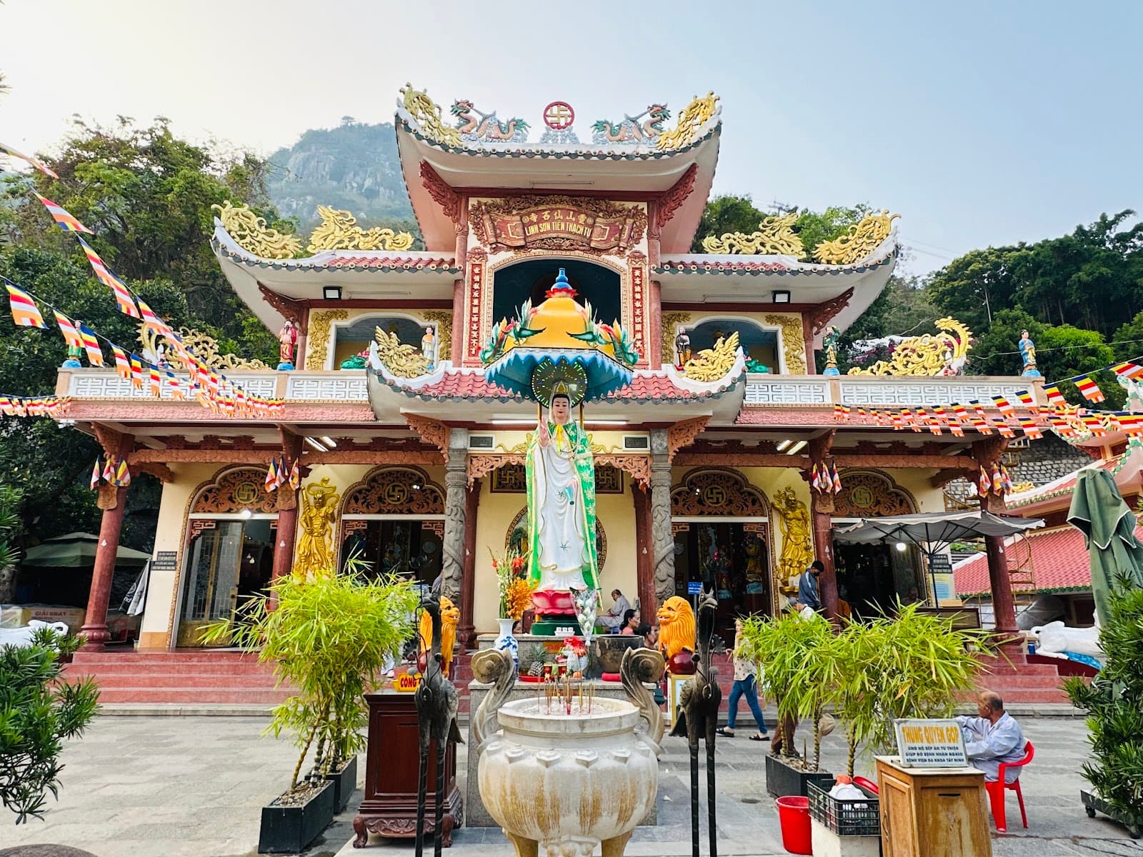 Linh Sơn Tiên Thạch Tự