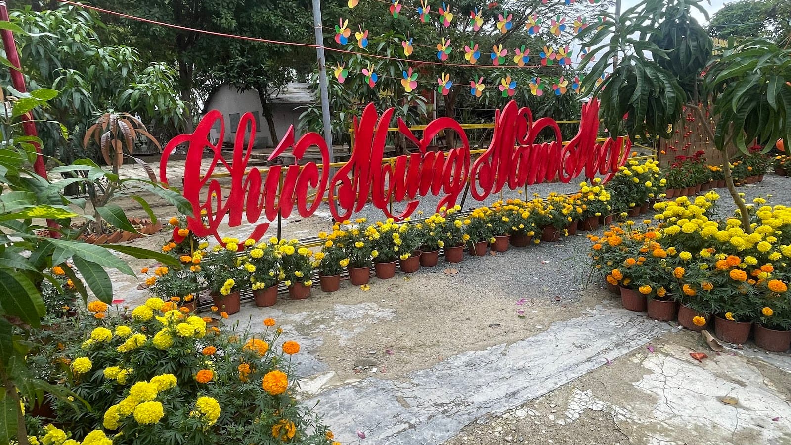 chùa Linh Quang(Thích Nhuận Thanh)Đồng Rọ,Vĩnh Xuân,Vĩnh Thái,Nha Trang,Khánh Hoà.ĐT:02583534126.